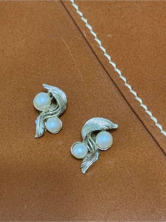 Jewelry - Vintage 1960s Pearl/Gold tone Clip Earrings